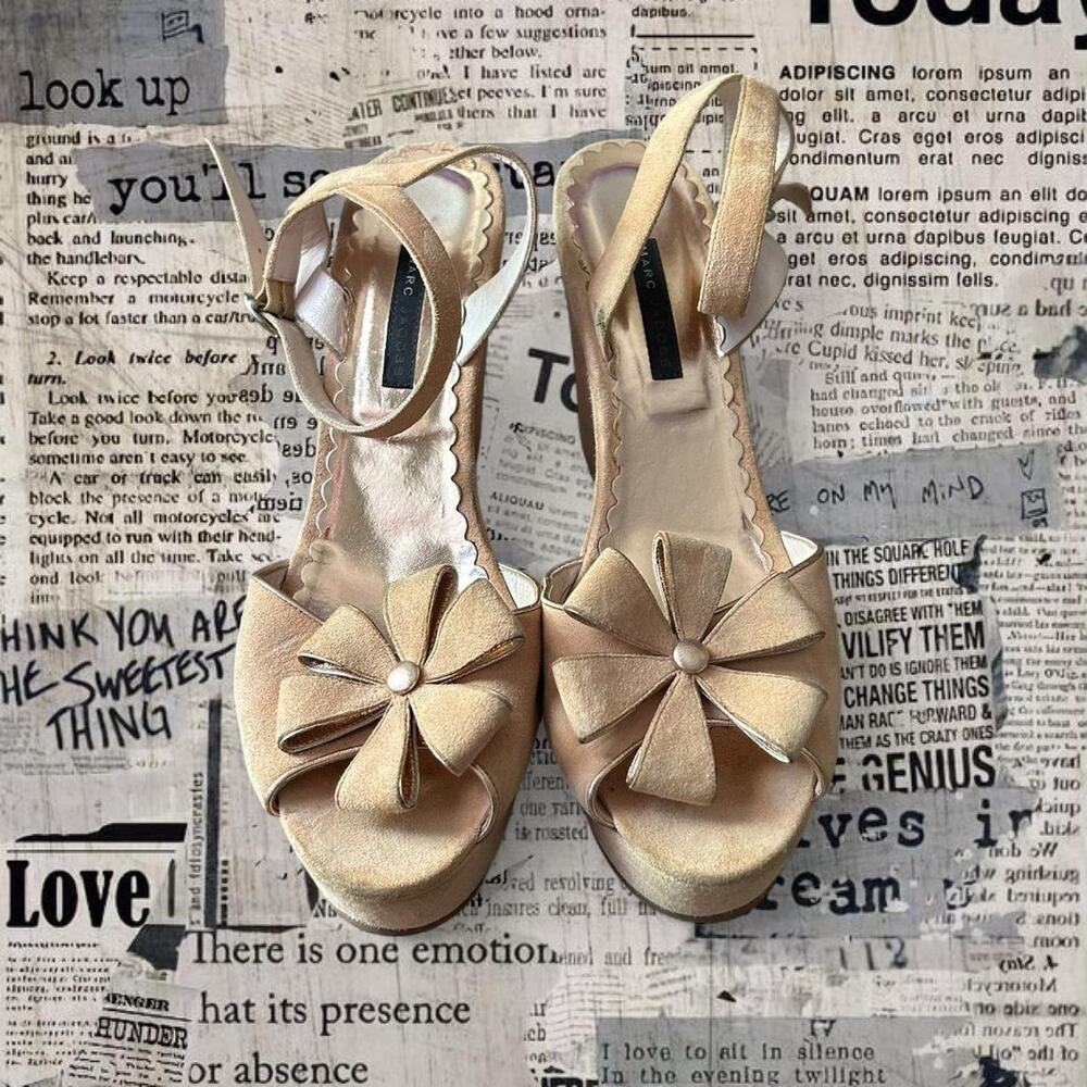 Rare Y2K Marc Jacob’s Tan suede bow platform sandals with pearl detailing SZ 6.5